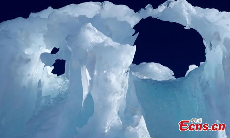 Multiple ice chunks scatter on the lake surface under the blue sky on Sayram Lake, the largest alpine lake in Bortala Mongolian Autonomous Prefecture, northwest China's Xinjiang Uyghur Autonomous Region.(Photo: China News Service)