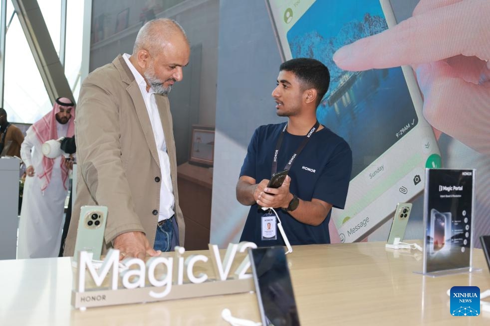 A visitor talks with an exhibitor at the LEAP 2024 in Riyadh, Saudi Arabia, on March 4, 2024. The LEAP Tech Conference 2024 kicked off here on Monday, aiming to attract 11.9 billion U.S. dollars in investments, according to the press release issued by the organizing committee.(Photo: Xinhua)