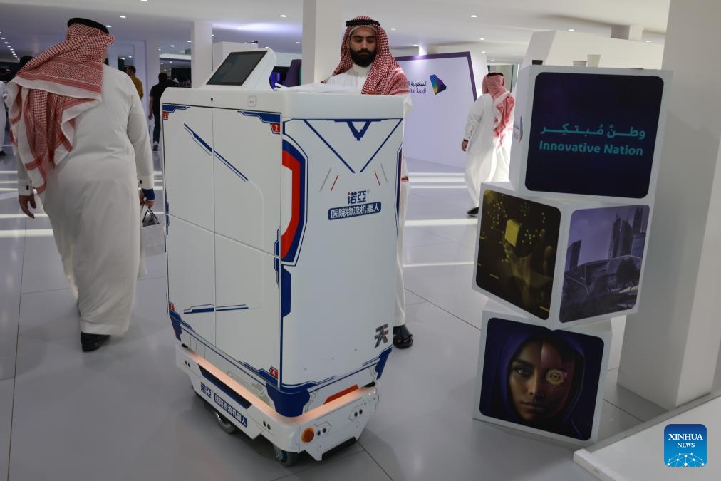 A visitor looks at a robot at the LEAP 2024 in Riyadh, Saudi Arabia, on March 4, 2024. The LEAP Tech Conference 2024 kicked off here on Monday, aiming to attract 11.9 billion U.S. dollars in investments, according to the press release issued by the organizing committee.(Photo: Xinhua)