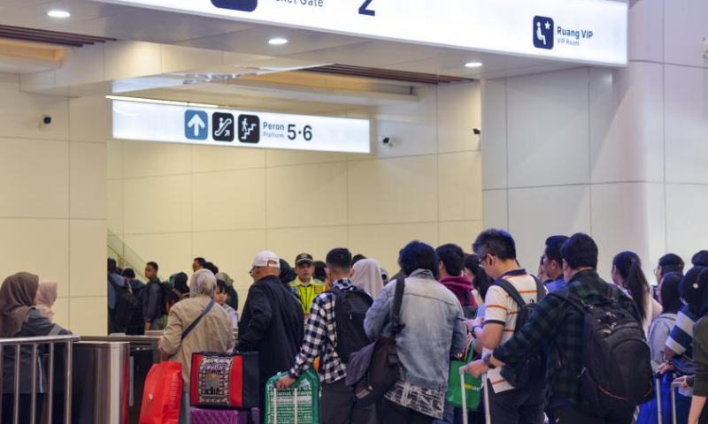 Passengers check in at the waiting hall at Halim Station in Jakarta, Indonesia, March 17, 2024.

On Sunday, Indonesia's Jakarta-Bandung High-Speed Railway was put into commercial operation for 5 months. The railway continues to provide passengers with convenient and fast travel services and has become a popular means of transportation for local people for daily commuting and vacations. (Xinhua/Xu Qin)