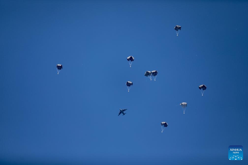 Humanitarian aid is airdropped over the northern Gaza Strip, on March 5, 2024. The Jordan Armed Forces-Arab Army said on Tuesday that it conducted eight joint airdrops of aid to Gaza with several countries.(Photo: Xinhua)