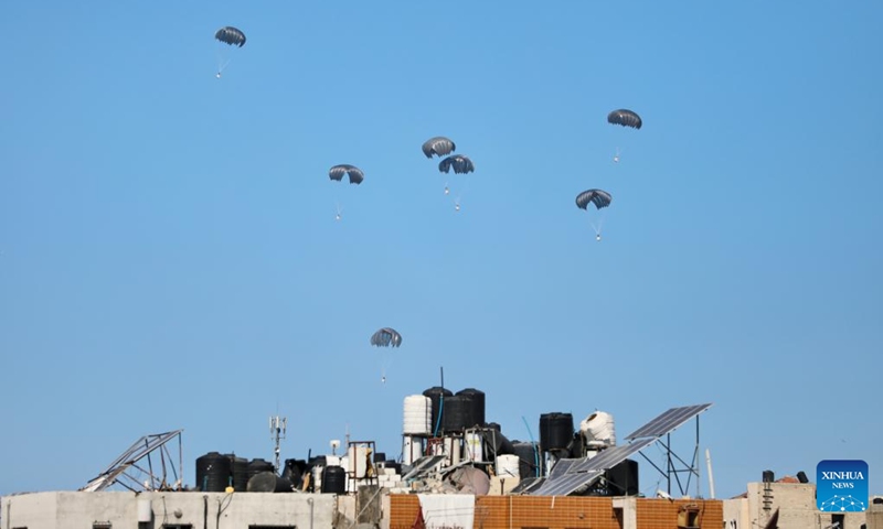 Humanitarian aid is airdropped over the northern Gaza Strip, on March 5, 2024. The Jordan Armed Forces-Arab Army said on Tuesday that it conducted eight joint airdrops of aid to Gaza with several countries.(Photo: Xinhua)