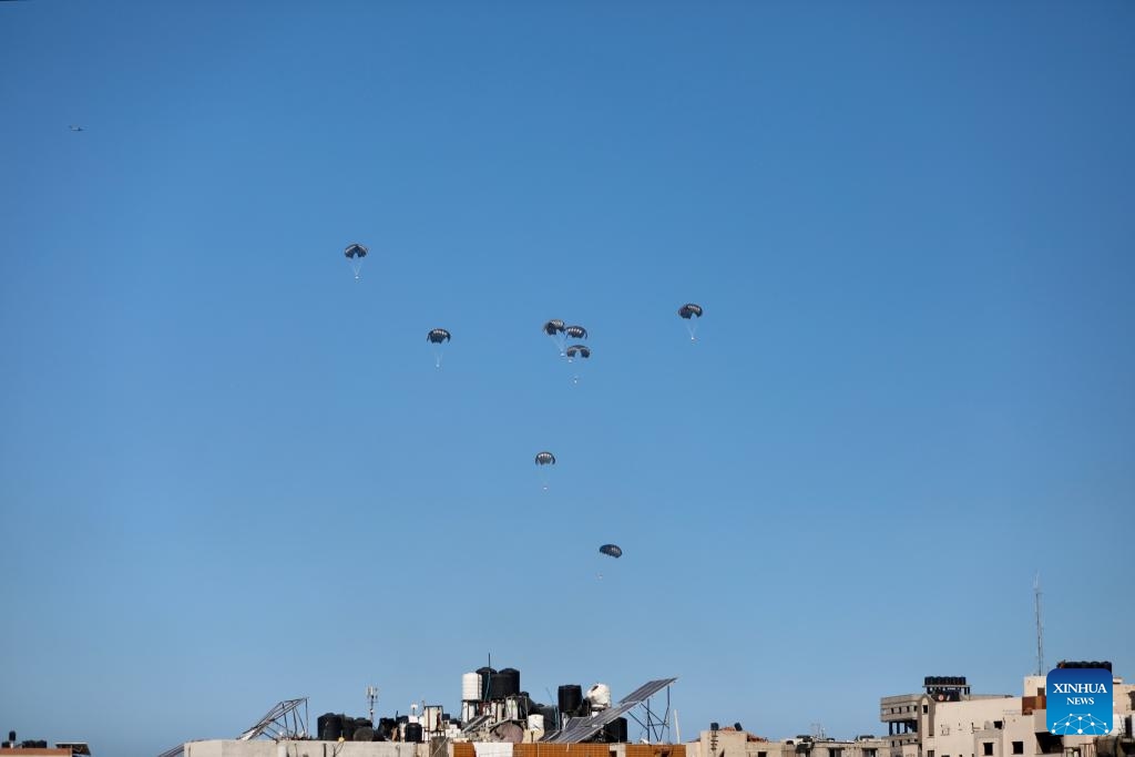 Humanitarian aid is airdropped over the northern Gaza Strip, on March 5, 2024. The Jordan Armed Forces-Arab Army said on Tuesday that it conducted eight joint airdrops of aid to Gaza with several countries.(Photo: Xinhua)