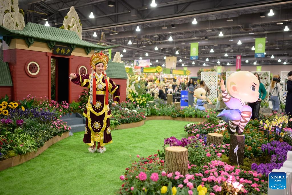 An actress greets the audience at Zhengzhou garden at the Philadelphia Flower Show in Philadelphia, the United States, on March 2, 2024.(Photo: Xinhua)