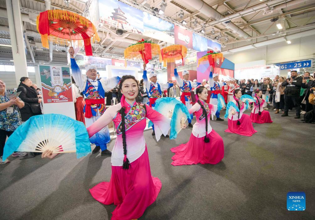 Actors from China's Shaanxi Province perform Yangge, a traditional Chinese folk dance, at the booth of China during the ITB Berlin travel trade show in Berlin, Germany, March 5, 2024. The ITB Berlin travel trade show kicked off here on Tuesday and will last until March 7.(Photo: Xinhua)