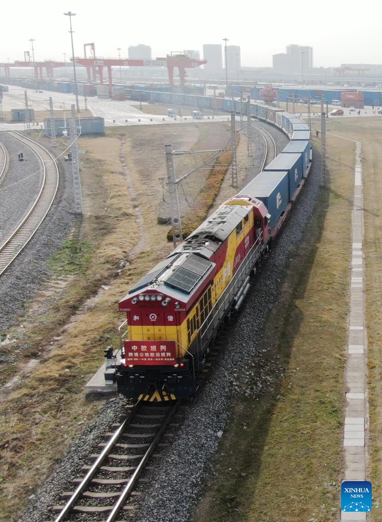 An aerial drone photo taken on March 7, 2024 shows a China-Europe freight train departing from Xi'an international port station in Xi'an, northwest China's Shaanxi Province. Since the beginning of 2024, more than 700 trains have been handled under the China-Europe freight train (Xi'an) service.(Photo: Xinhua)