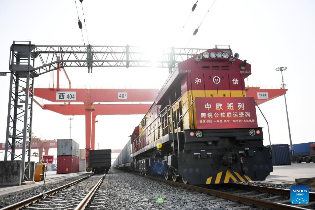 A China-Europe freight train awaits departure at Xi'an international port station in Xi'an, northwest China's Shaanxi Province, March 7, 2024. Since the beginning of 2024, more than 700 trains have been handled under the China-Europe freight train (Xi'an) service.(Photo: Xinhua)