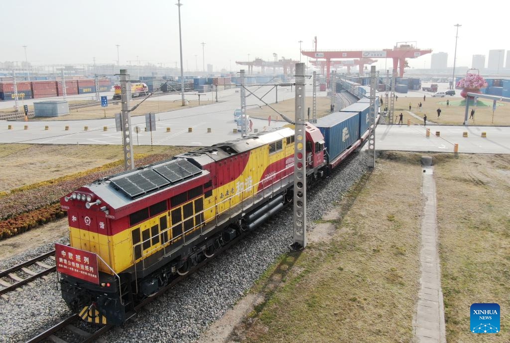 An aerial drone photo taken on March 7, 2024 shows a China-Europe freight train departing from Xi'an international port station in Xi'an, northwest China's Shaanxi Province. Since the beginning of 2024, more than 700 trains have been handled under the China-Europe freight train (Xi'an) service.(Photo: Xinhua)