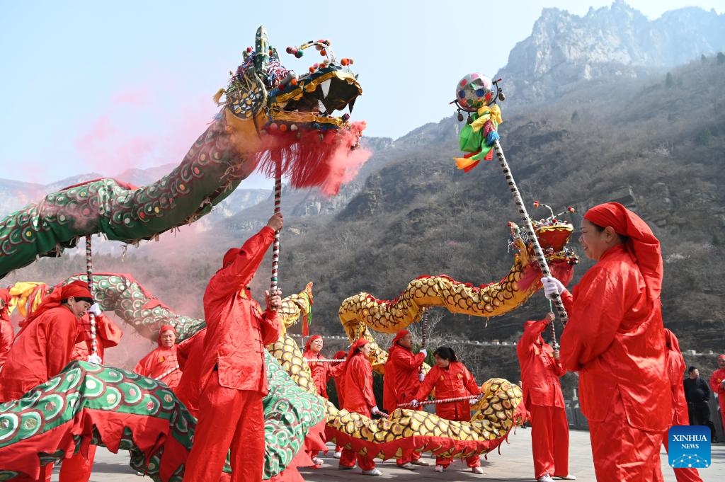 Folk artists perform dragon dance in Qinyang, central China's Henan Province, March 11, 2024. Various celebrations were held across the country for Longtaitou, a traditional day for a new haircut after the Spring Festival. The day of Longtaitou, which literally means dragon raises head, falls on the second day of the second lunar month.(Photo: Xinhua)