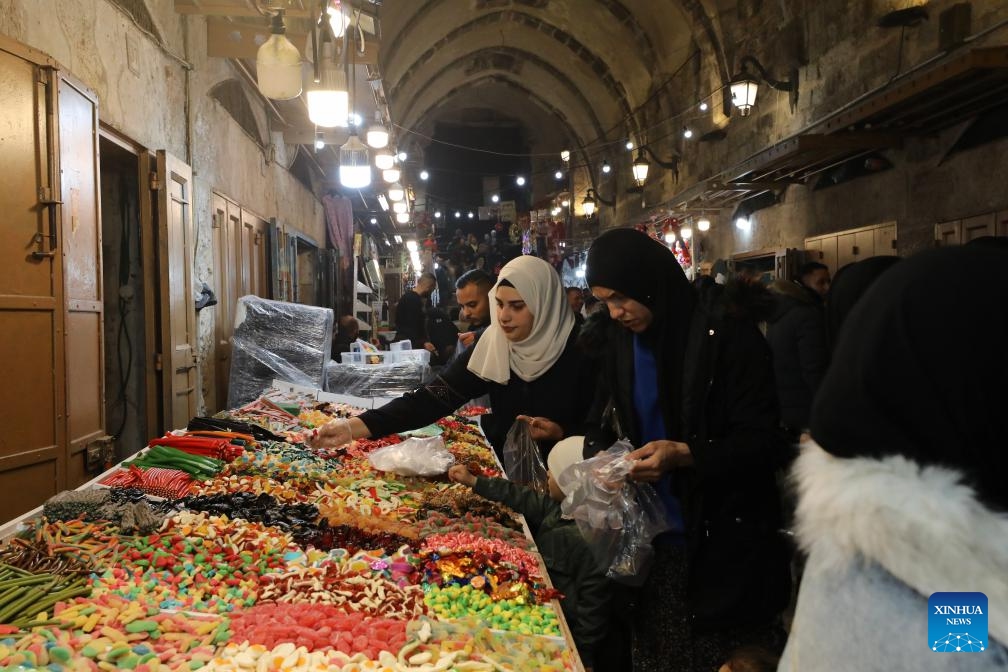 People shop at a market during Ramadan in Jerusalem's Old City, on March 12, 2024(Photo: Xinhua)