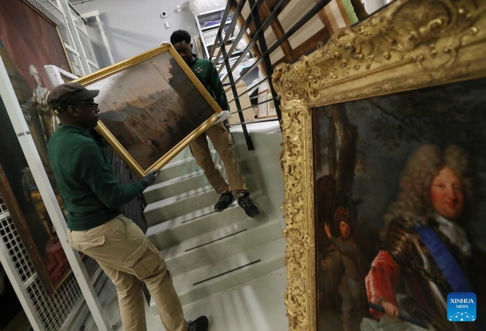 Staff members pack an exhibit at the Palace of Versailles in Paris, France, March 11, 2024. To celebrate the 60th anniversary of the establishment of diplomatic relations between France and China, the Palace of Versailles of France and the Palace Museum of China will jointly hold an exhibition from April to June at the Palace Museum in Beijing, which will display the history of exchanges between the two countries.(Photo: Xinhua)