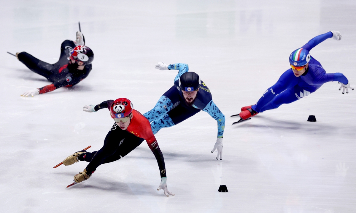 Lin Xiaojun (front) of China competes in the men's 500-meter final during the ISU World Short Track Speed Skating Championships on March 16, 2024 in Rotterdam, the Netherlands. Lin won gold with a time of 41.592 seconds. Photo: VCG