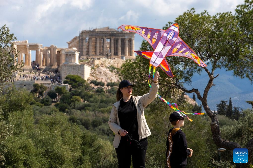 A woman flies a kite on the occasion of Clean Monday in Athens, Greece, on March 18, 2024.(Photo: Xinhua)