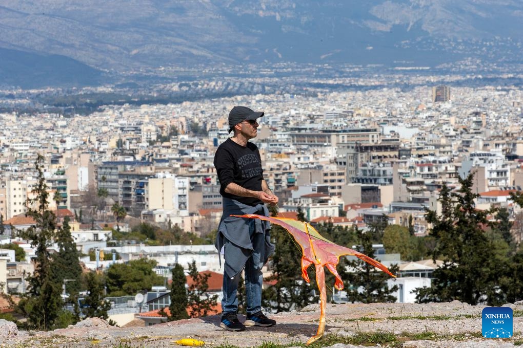 A man prepares to fly a kite on the occasion of Clean Monday in Athens, Greece, on March 18, 2024.(Photo: Xinhua)