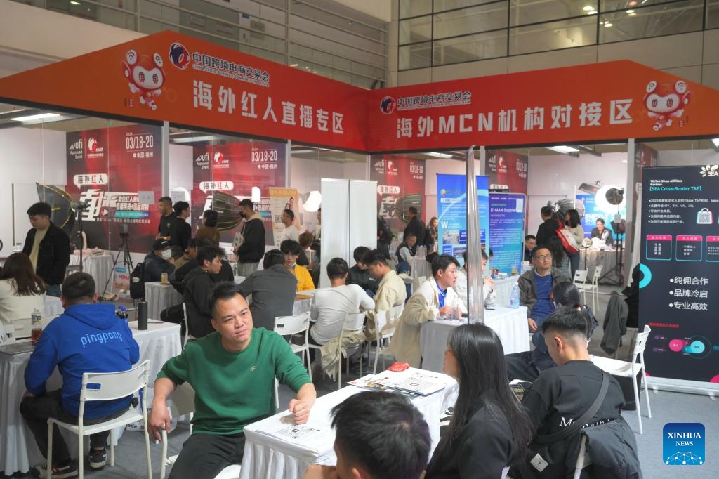 Exhibitors engage in business talks during the 4th China Cross-border E-commerce Trade Fair in Fuzhou, southeast China's Fujian Province, March 19, 2024. The ongoing 4th China Cross-border E-commerce Trade Fair highlights a new model of livestream e-commerce. Professional livestreamers from Southeast Asian countries have launched sales sessions during the event.(Photo: Xinhua)