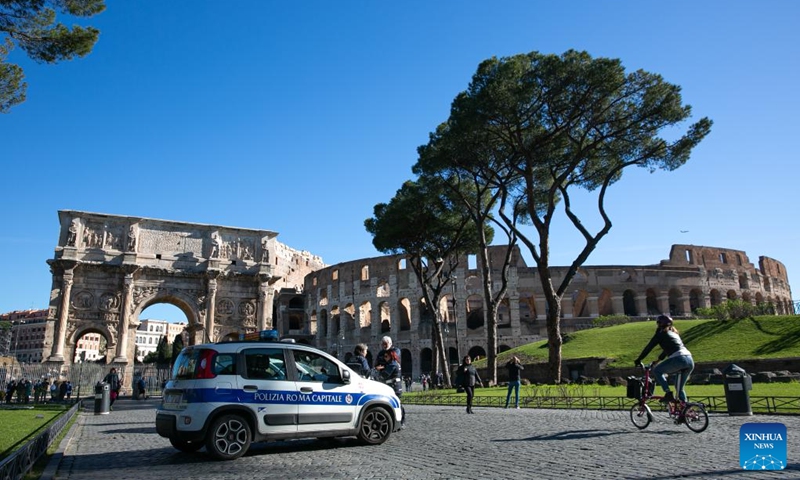 Police officers stand guard near the Arch of Constantine and the Colosseum in Rome, Italy, March 25, 2024. Italy's Ministry of the Interior said on Saturday that it has ordered the security level at sensitive sites to be raised in Rome and other cities, including airports, train stations, as well as key cultural and religious sites.(Photo: Xinhua)