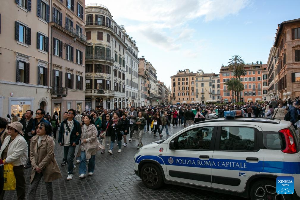 A police car parks at the Spanish Square in Rome, Italy, March 24, 2024. Italy's Ministry of the Interior said on Saturday that it has ordered the security level at sensitive sites to be raised in Rome and other cities, including airports, train stations, as well as key cultural and religious sites.(Photo: Xinhua)