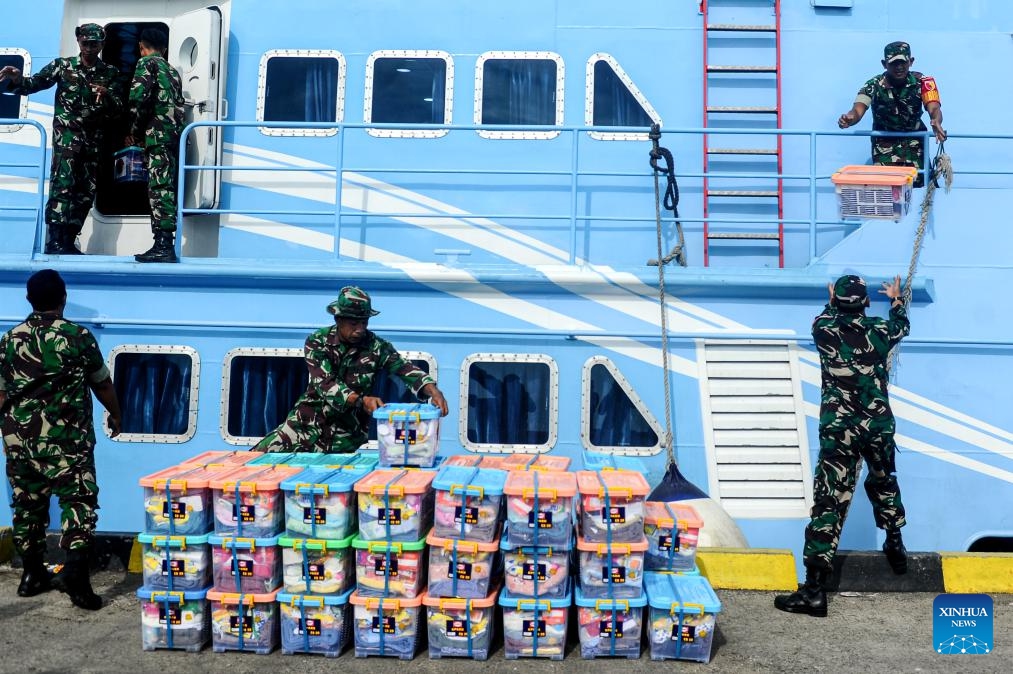 Soldiers unload packages of aid from Indonesia's National Disaster Management Agency (BNPB) in Bawean Island, East Java, Indonesia, March 25, 2024. Multiple earthquakes struck off Indonesia's province of East Java last Friday without triggering a tsunami. Indonesia, an archipelagic nation, is prone to earthquakes as it sits in a vulnerable quake-hit zone, called the Pacific Ring of Fire.(Photo: Xinhua)