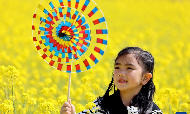 A girl plays in a cole flower field in Qicun Town of Zaozhuang City, east China's Shandong Province, March 31, 2024. (Photo by Sun Zhongzhe/Xinhua)