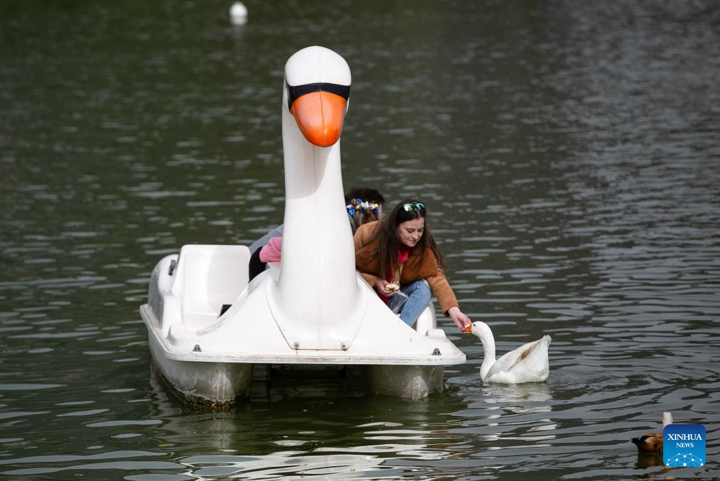 Tourists take a boat tour during the Easter holiday in Rome, Italy, March 31, 2024(Photo: Xinhua)