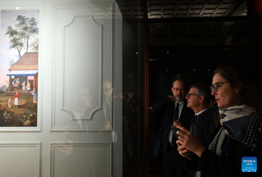 Visitors watch an exhibition at the Palace Museum in Beijing, capital of China, April 1, 2024. The exhibition The Forbidden City and the Palace of Versailles: Exchanges Between China and France in the 17th and 18th Centuries opened at the Palace Museum in Beijing on Monday, showcasing about 200 cultural relics.(Photo: Xinhua)