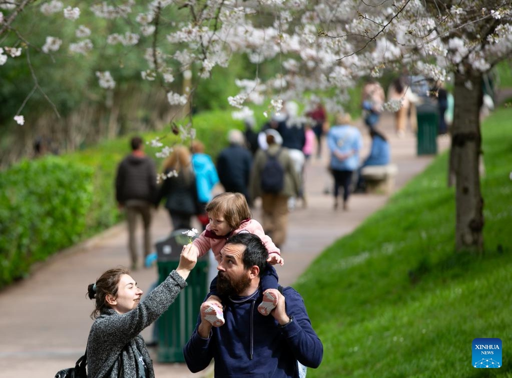 People enjoy themselves during the Easter holiday in Rome, Italy, March 31, 2024.(Photo: Xinhua)