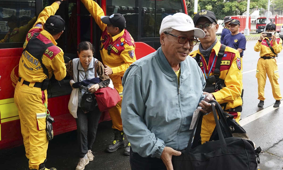 Local residents get off a bus after they are rescued from Taroko Gorge, a famous tourist destination, in Hualien, Taiwan island on April 6, 2024. The region was hit by the strongest earthquake in 25 years on April 3, so far resulting in 12 deaths, 1,135 injuries and 637 people still trapped. Photo: VCG