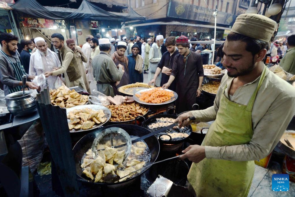 A man prepares food for Iftar, a meal to break fast during holy month of Ramadan, in northwest Pakistan's Peshawar on April 8, 2024.(Photo: Xinhua)