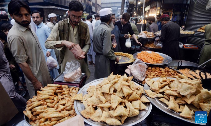 People buy snacks for Iftar, a meal to break fast during holy month of Ramadan, in northwest Pakistan's Peshawar on April 8, 2024.(Photo: Xinhua)