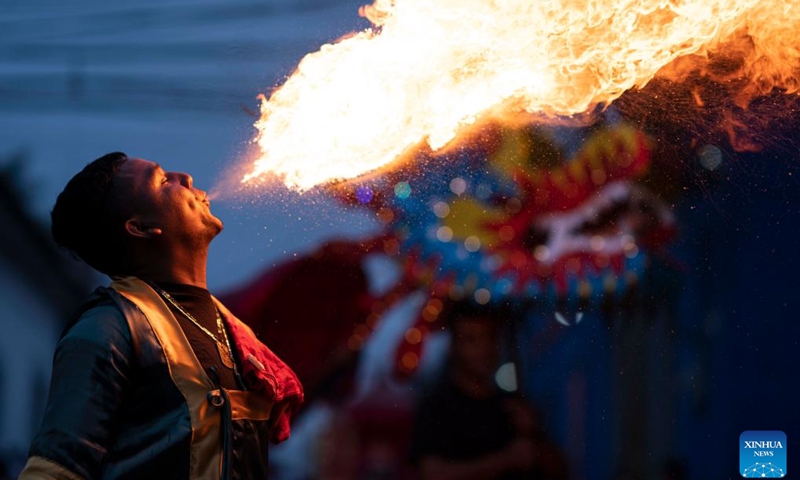 An artist performs during the parade of Living Fire Festival, themed on Chinese culture this year, in Santa Rosa de Copan, Honduras, on April 5, 2024(Photo: Xinhua)