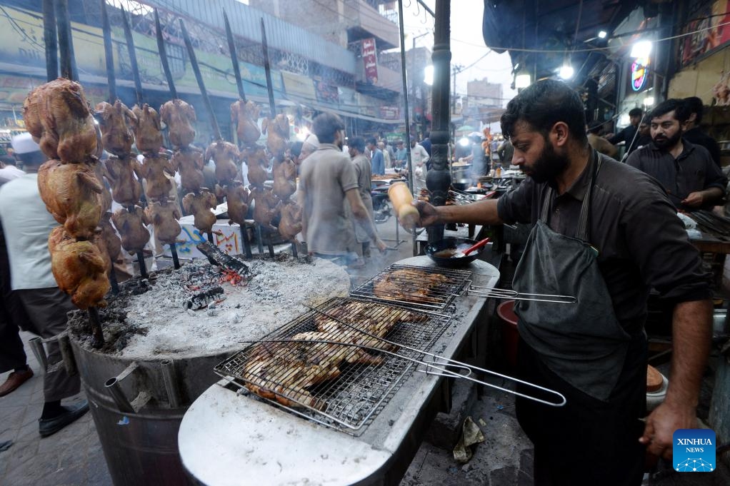 A man barbecues chicken for Iftar, a meal to break fast during holy month of Ramadan, in northwest Pakistan's Peshawar on April 8, 2024.(Photo: Xinhua)