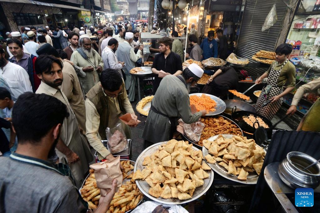 People buy snacks for Iftar, a meal to break fast during holy month of Ramadan, in northwest Pakistan's Peshawar on April 8, 2024.(Photo: Xinhua)