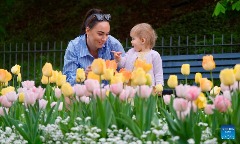 People enjoy spring time at a park in Prague, the Czech Republic, April 7, 2024.(Photo: Xinhua)