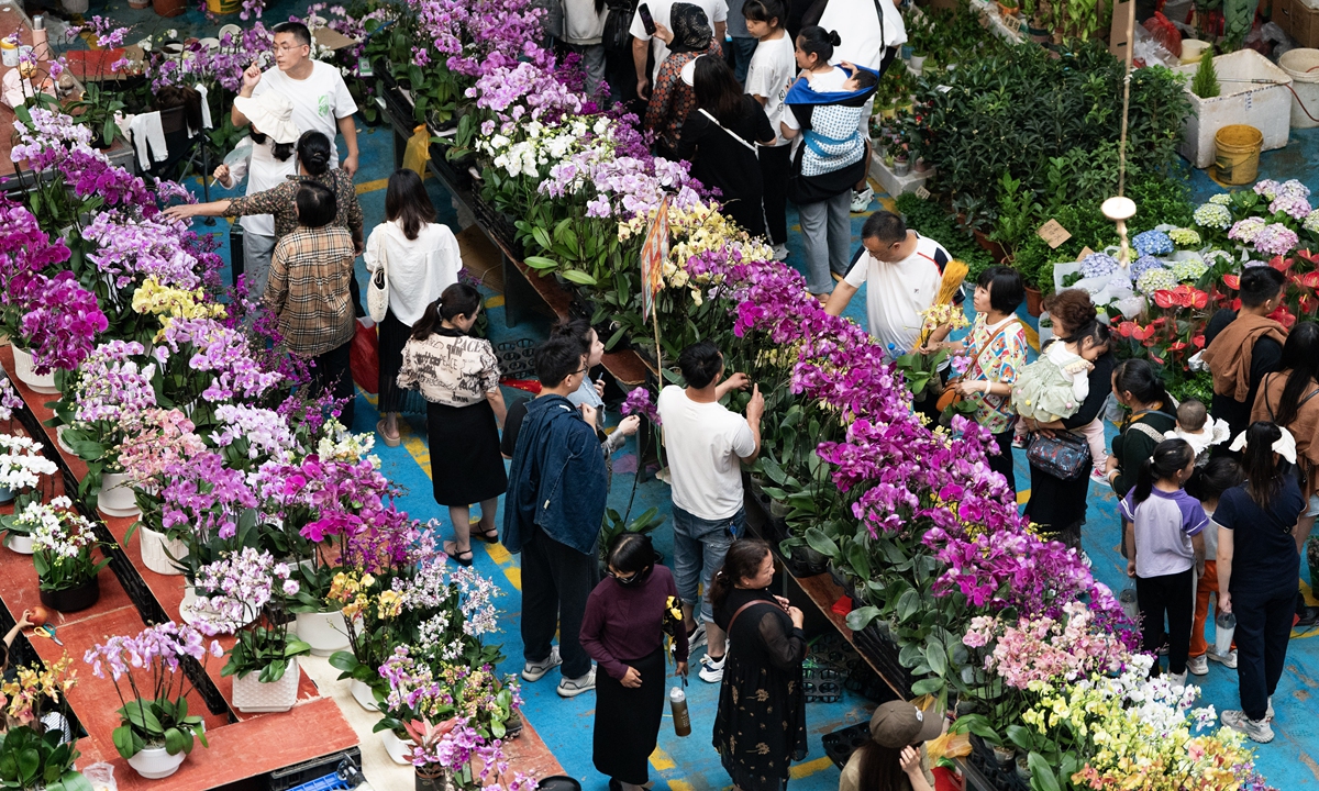 Tourists purchase flowers at the Dounan flower market in Kunming, Yunnan Province. Photo: Xinhua