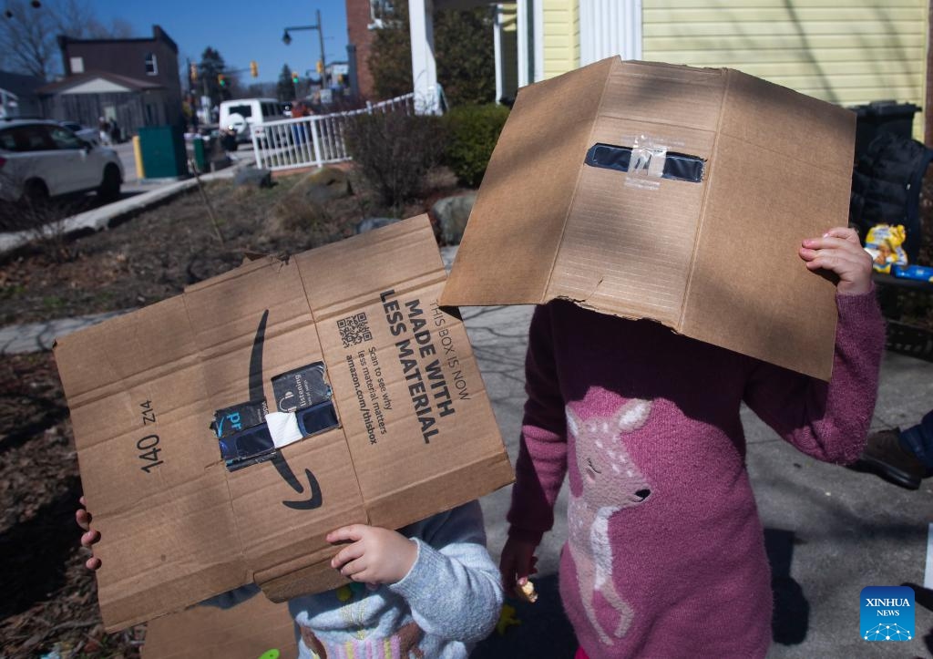 Children observe a total solar eclipse in Port Stanley, Ontario, Canada on April 8, 2024(Photo: Xinhua)