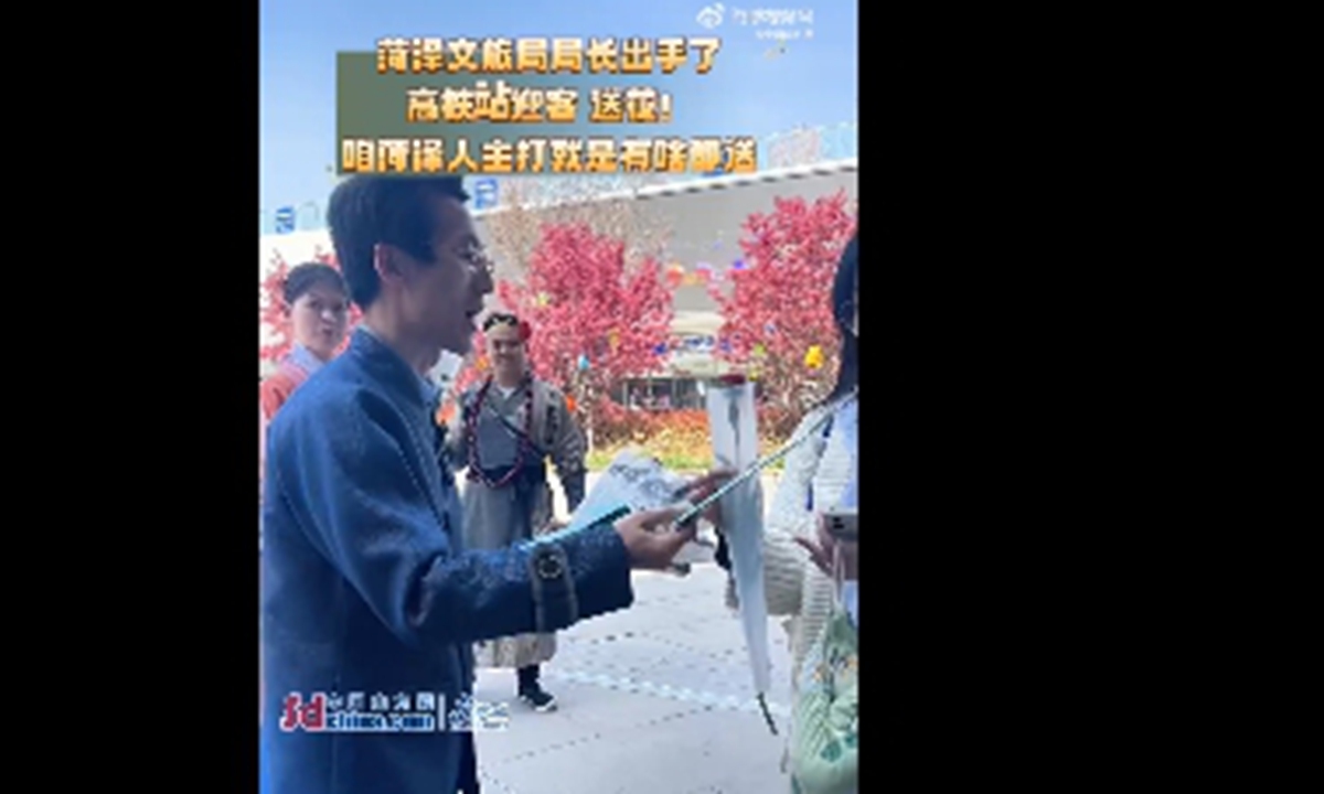 In order to welcome more tourists, Yang Dongbo, director of the Heze Tourism Bureau, dressed in <em>hanfu</em> and visited the Heze High-speed Railway. Photo: web