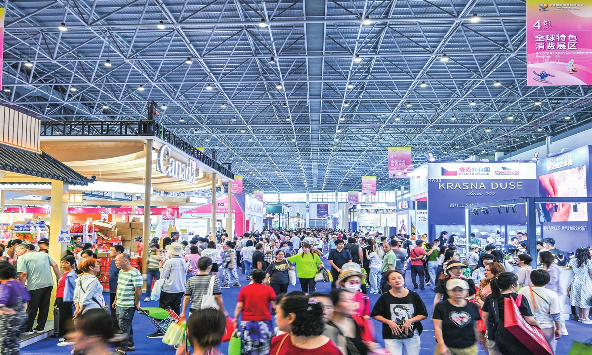 A crowd of visitors shops at the 4th China International Consumer Products Expo in Haikou, South China's Hainan Province, which closed on April 18, 2024, The event drew 4,019 exhibitors from 71 countries and regions and more than 55,000 professional buyers. A total of 373,3000 visitors participated in the expo. Photo: VCG