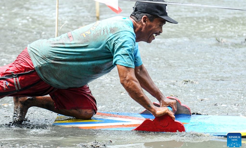 A fisherman participates in traditional mud surfing race as part of the Eid al-Fitr celebrations in Pasuruan, East Java, Indonesia, April 17, 2024.(Photo: Xinhua)