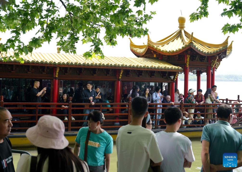 Tourists visit the West Lake in Hangzhou, east China's Zhejiang Province, April 18, 2024.(Photo: Xinhua)