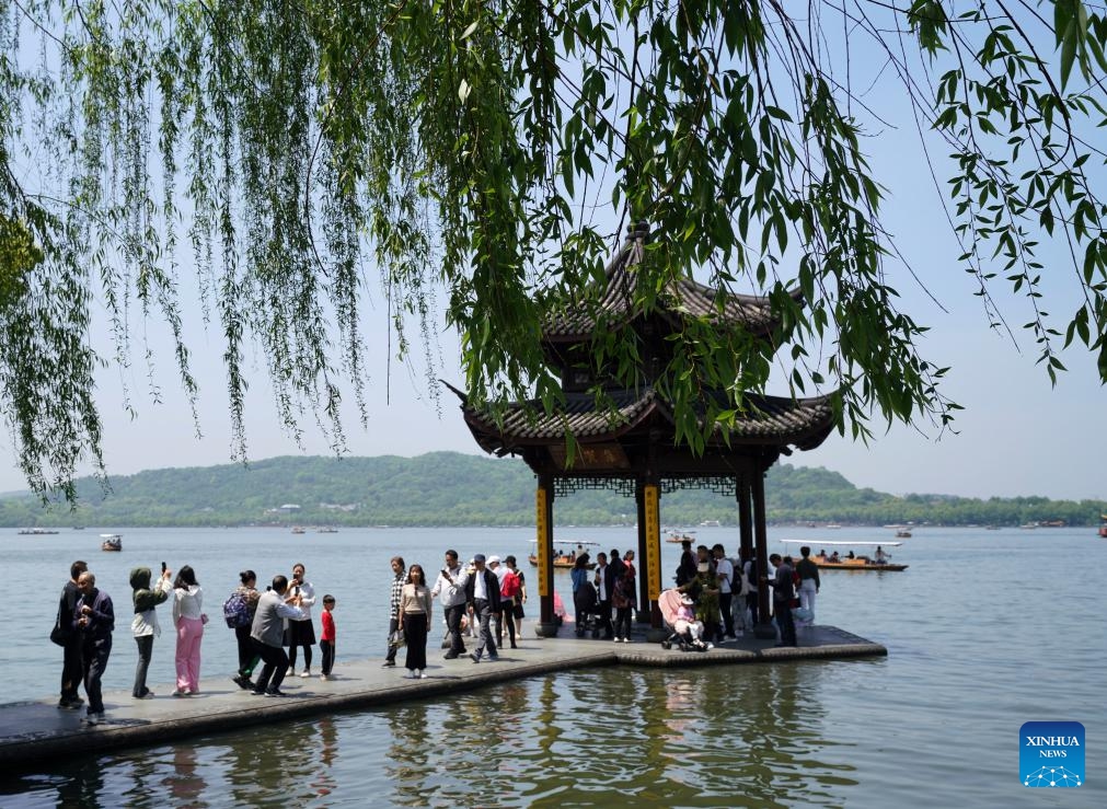 Tourists visit the West Lake in Hangzhou, east China's Zhejiang Province, April 18, 2024.(Photo: Xinhua)