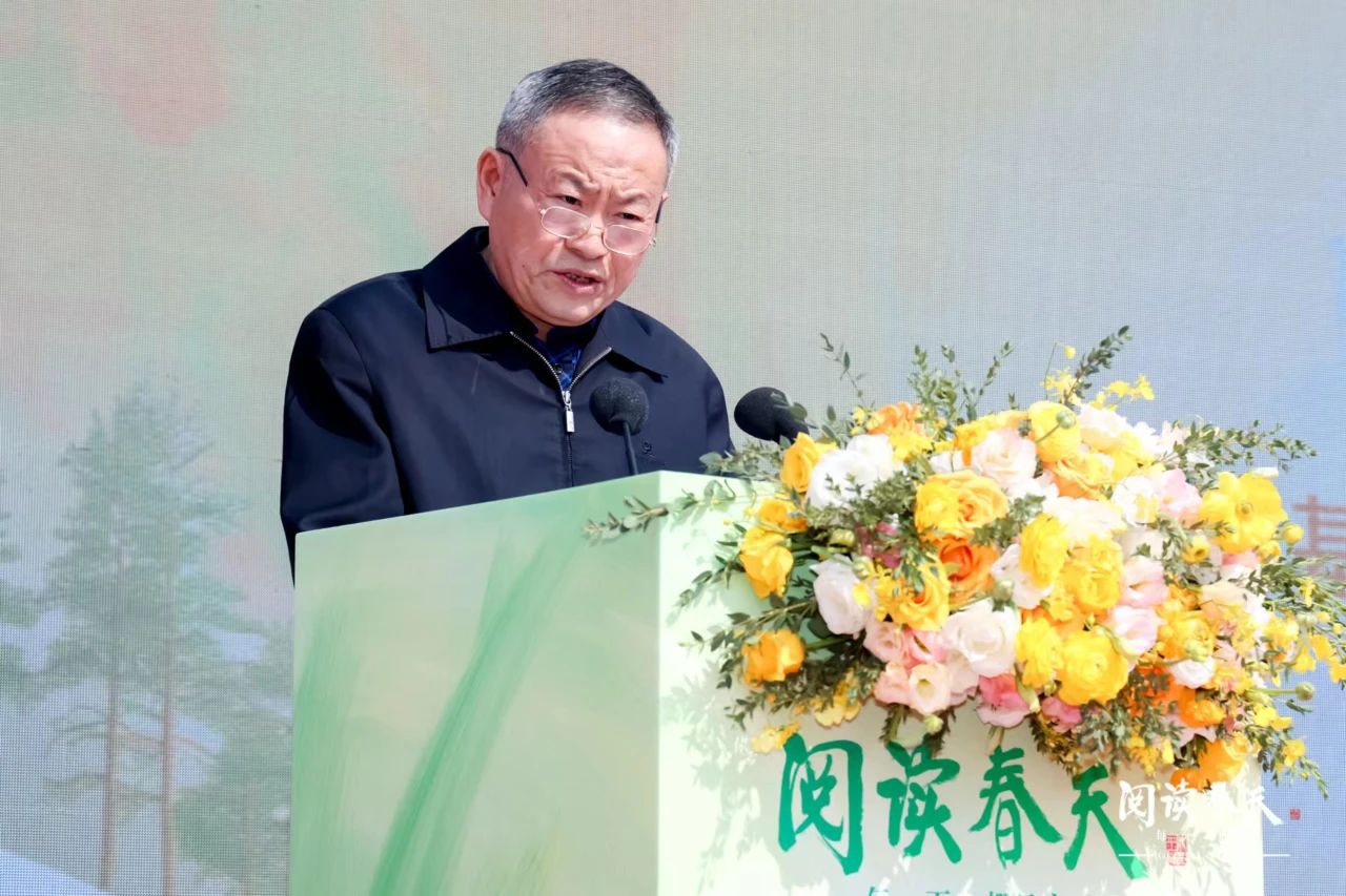 Huang Shuyuan, vice chairman of the Taofen Foundation and former president of the People's Publishing House, gives a speech.