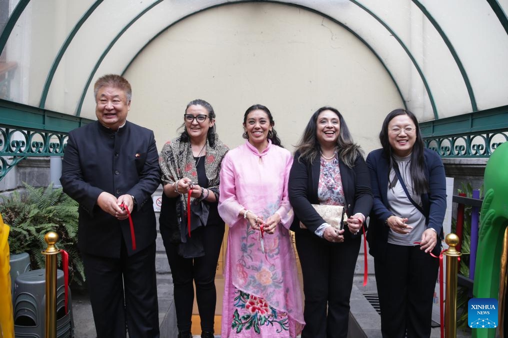 Delegates cut the ribbon at the opening ceremony of a calligraphy exhibition in Mexico City, Mexico, April 20, 2024.(Photo: Xinhua)