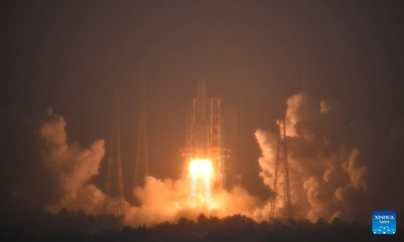 A Long March-5 rocket, carrying the Chang'e-6 spacecraft, blasts off from its launchpad at the Wenchang Space Launch Site in south China's Hainan Province, May 3, 2024. (Xinhua/Guo Cheng)