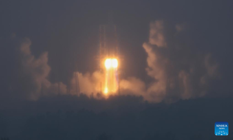 A Long March-5 rocket, carrying the Chang'e-6 spacecraft, blasts off from its launchpad at the Wenchang Space Launch Site in south China's Hainan Province, May 3, 2024. (Xinhua/Guo Cheng)