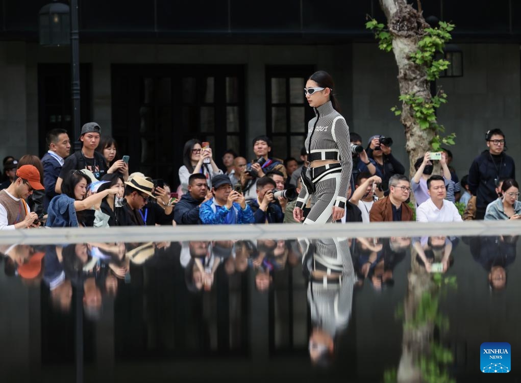 A model presents a creation during the Puyuan Fashion Week in Puyuan Fashion Resort in Jiaxing of east China's Zhejiang Province, April 26, 2024. The five-day Puyuan Fashion Week kicked off Wednesday at Puyuan Fashion Resort in Jiaxing, embracing the theme Weaving a Wise Future under the guiding principle that Knitting is Fashion.(Photo: Xinhua)