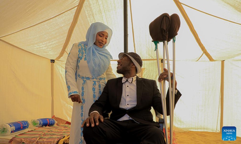 A couple prepares to attend a group wedding at a temporary camp in the southern Gaza Strip city of Khan Younis, May 3, 2024. Photo: Xinhua