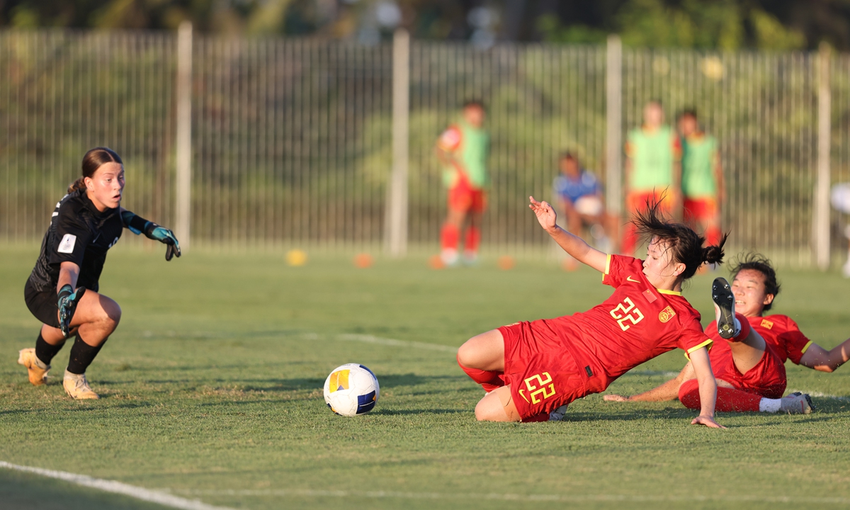 Chinese player Zhong Yuxin (No.22) competes for the ball in their opening Group B match against Australia in the AFC U17 Women's Asian Cup on May 7, 2024 in the Gianyar Regency, Indonesia. Team China, which won the match 3-0, has entered the tournament with a record of seven semifinal appearances over eight editions. Photo: VCG