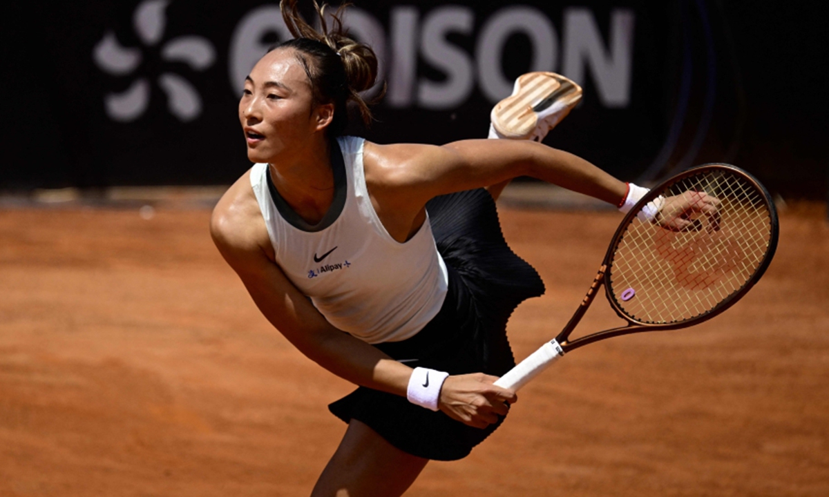 China's Zheng Qinwen serves to the US' Shelby Rogers during the WTA Rome Open tennis tournament at Foro Italico in Rome, Italy, on May 9, 2024. Zheng won 6-2, 6-0. Photo: VCG