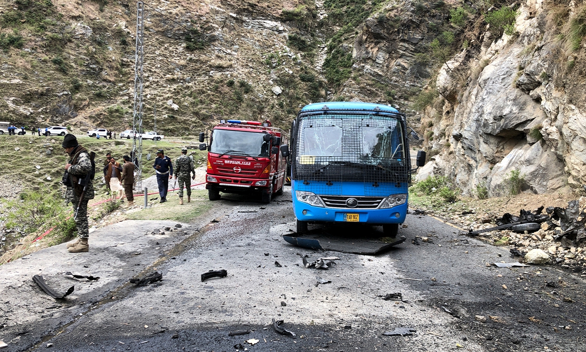 Security personnel inspect the site of a suicide attack near Besham city in the Shangla district of Khyber Pakhtunkhwa province on March 26, 2024. Five Chinese nationals working on the Dasu hydropower plant were killed along with their driver on March 26 when a suicide bomber targeted their vehicle in northwest Pakistan, officials said. Photo: AFP