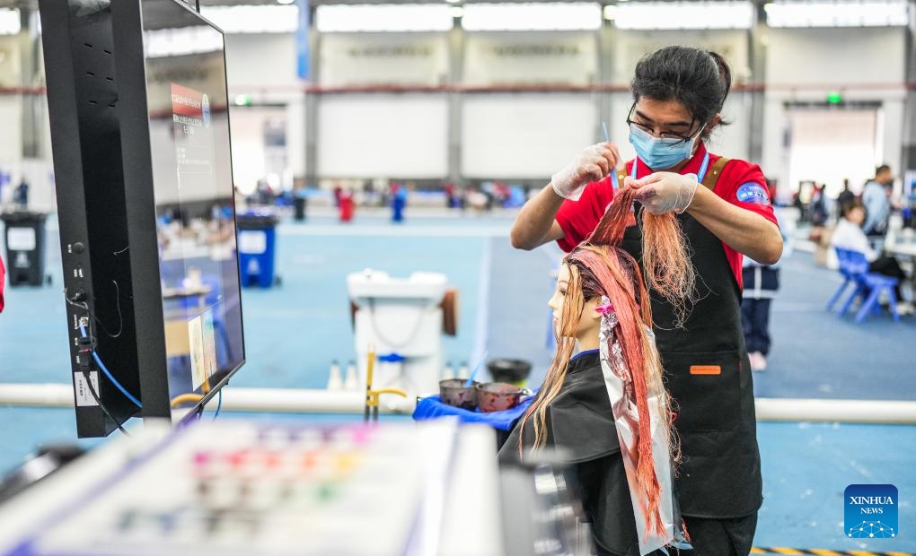 A contestant competes during a hair cutting contest, part of a national vocational skills competition, in Guiyang, capital of southwest China's Guizhou Province, May 8, 2024. A 3-day national vocational skills competition kicked off in Guiyang on Wednesday, including contests of 11 categories, such as vehicle repairing, hair cutting, catering, Chinese cuisine making, etc.(Photo: Xinhua)